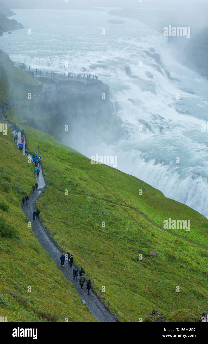 L'Islande Gullfoss Falls sur la rivière Hvita du dessus avec les touristes marcher sur le sentier dans la brume des chutes d'eau tombe dans le sud-ouest de l'Icel Banque D'Images