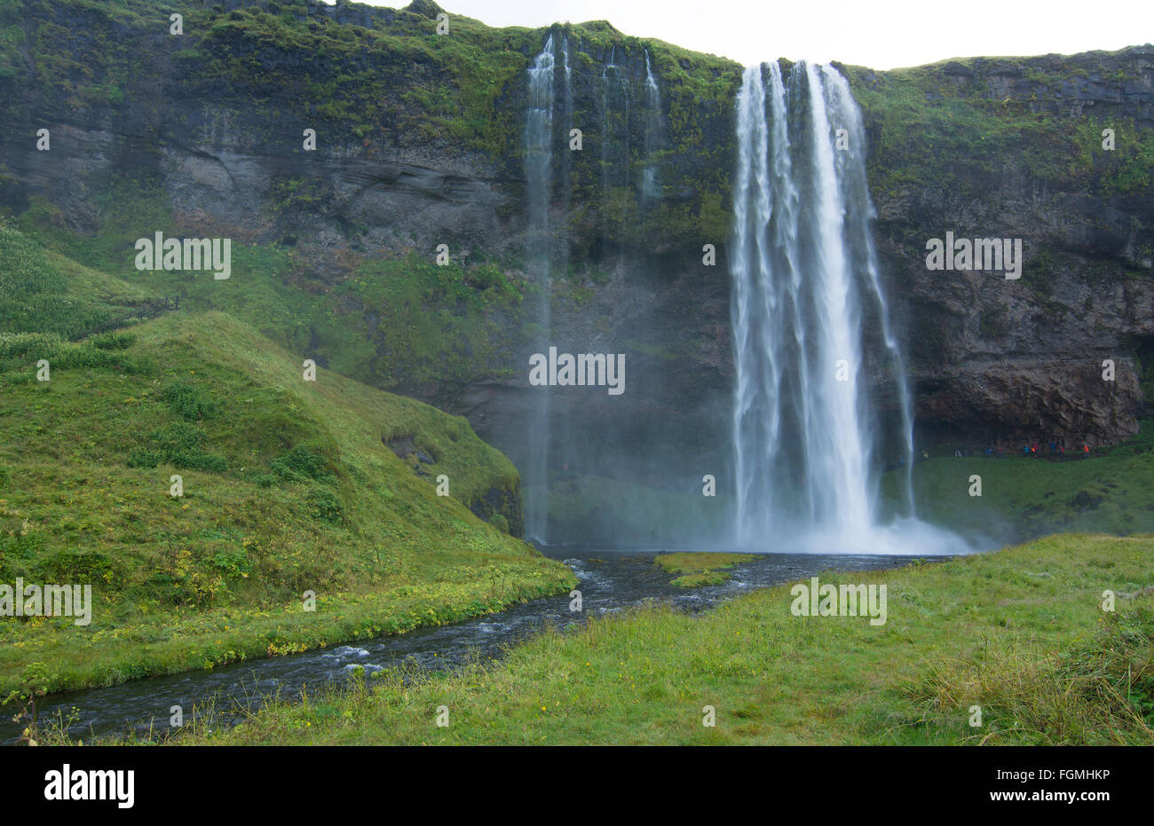 Chutes d'eau de Seljalandsfoss Islande célèbre tombe dans le sud de l'Islande avec 180 pieds ou 60 mètres de chute d'eau Banque D'Images