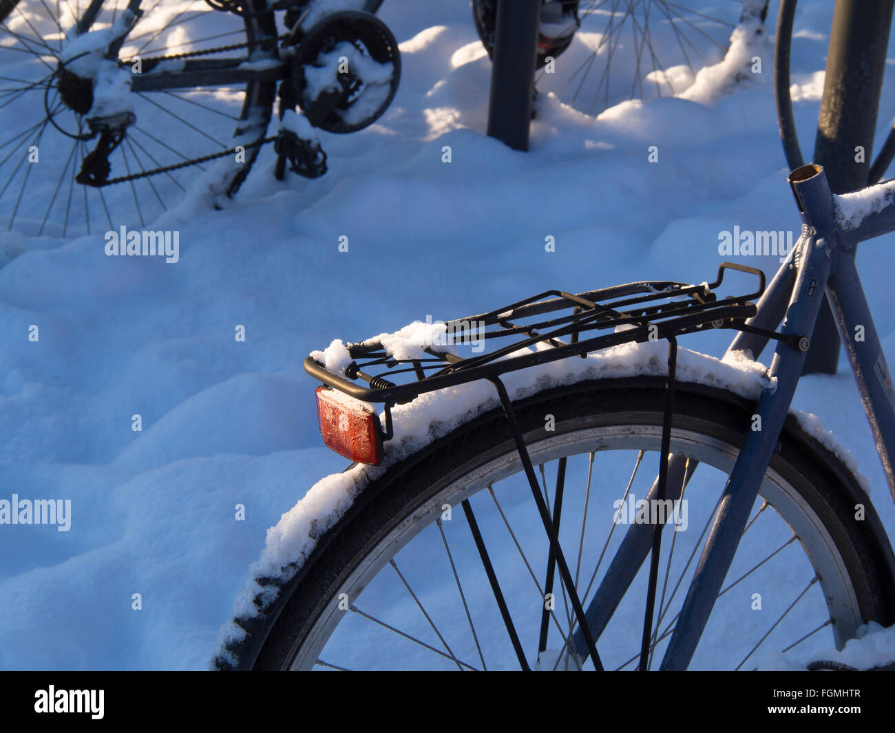 Location de devenir un mode de transport le plus populaire en hiver à Oslo en Norvège, mais parfois vaut mieux laisser dans un rack à vélo Banque D'Images