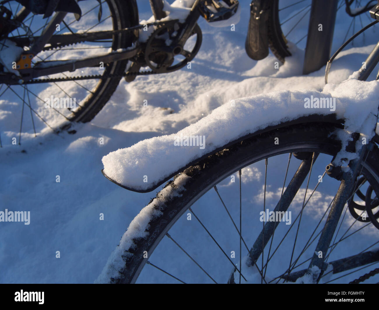 Location de devenir un mode de transport le plus populaire en hiver à Oslo en Norvège, mais parfois vaut mieux laisser dans un rack à vélo Banque D'Images