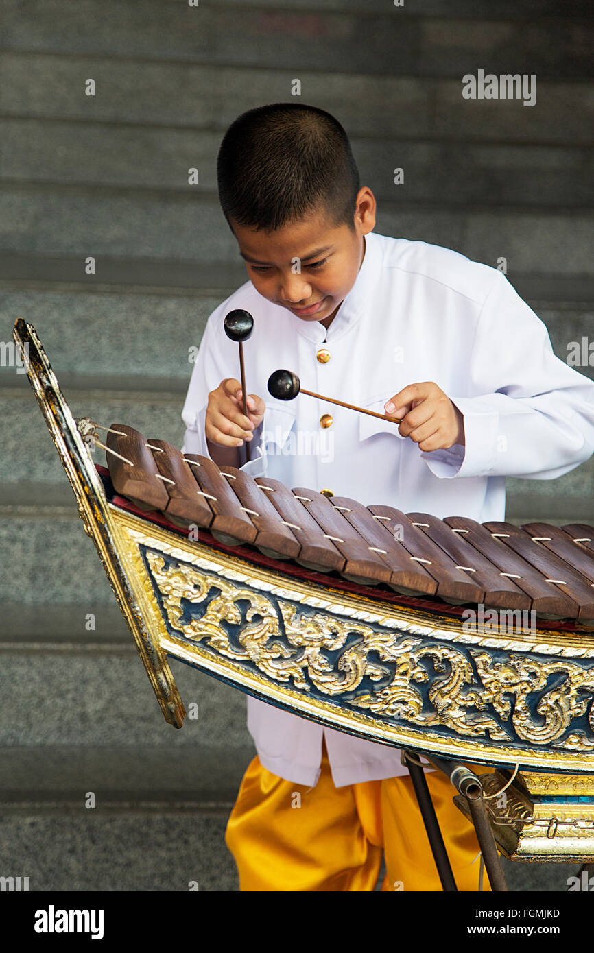 Garçon non identifié jouant du xylophone sur la rue de Bangkok, Thaïlande. Banque D'Images