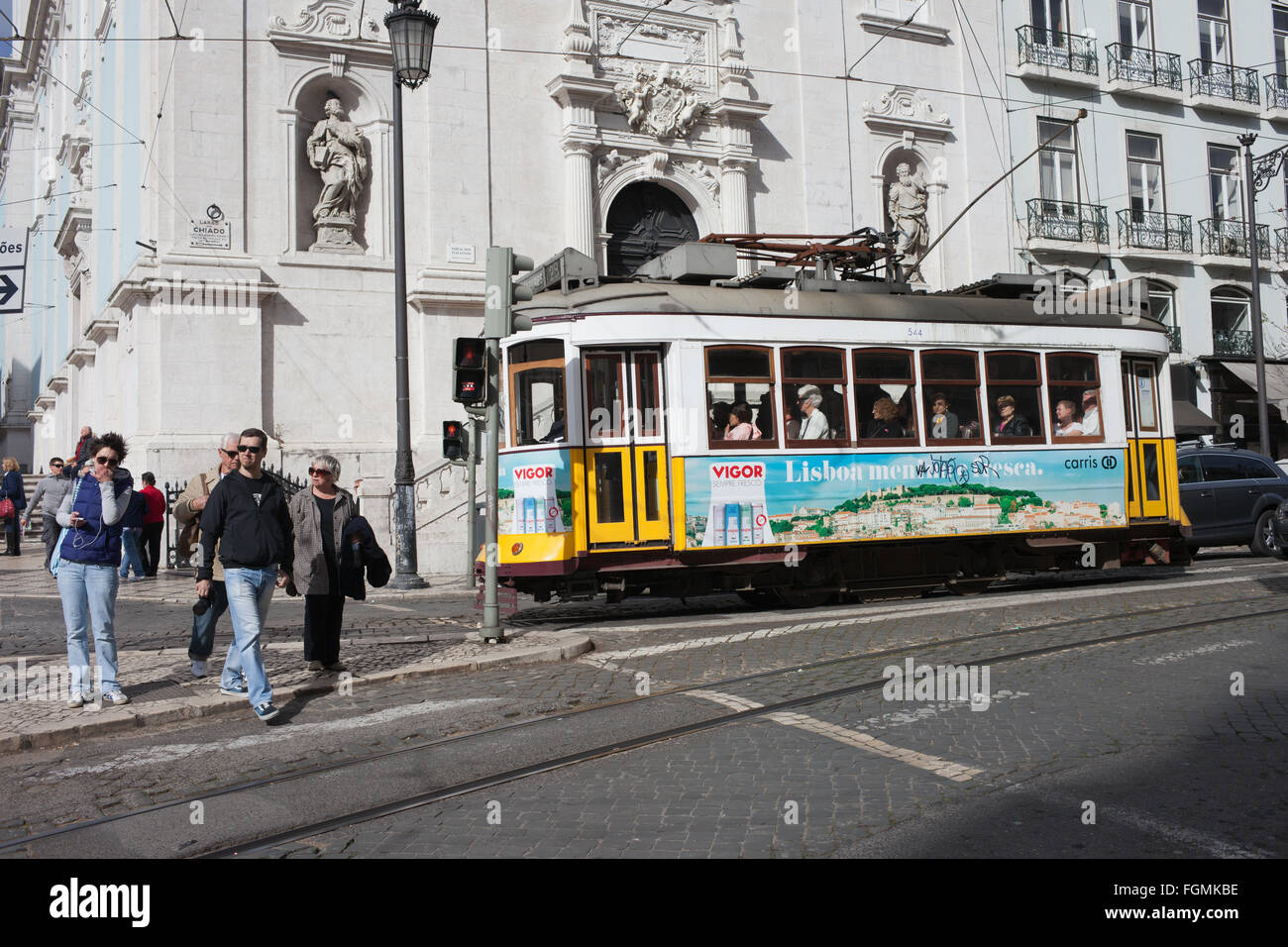 Portugal, Lisbonne, la vie en ville, les personnes qui traversent la rue Largo Chiado, vintage le tram en face de l'église Igreja do Loreto Banque D'Images