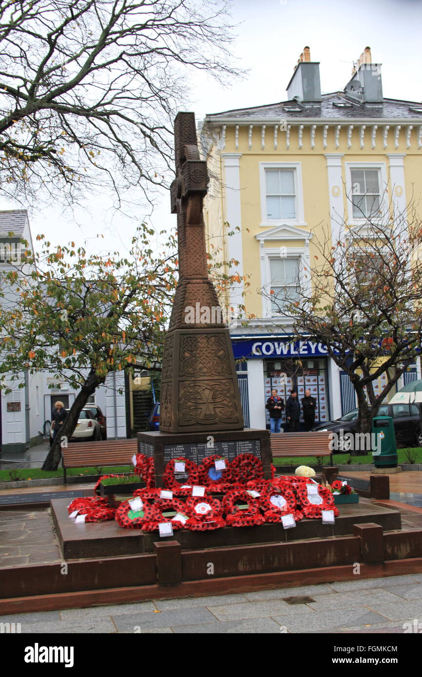 War Memorial, Ramsey, Ile de Man, le jour de l'Armistice après la cérémonie, les coquelicots sur la gauche du mémorial Banque D'Images