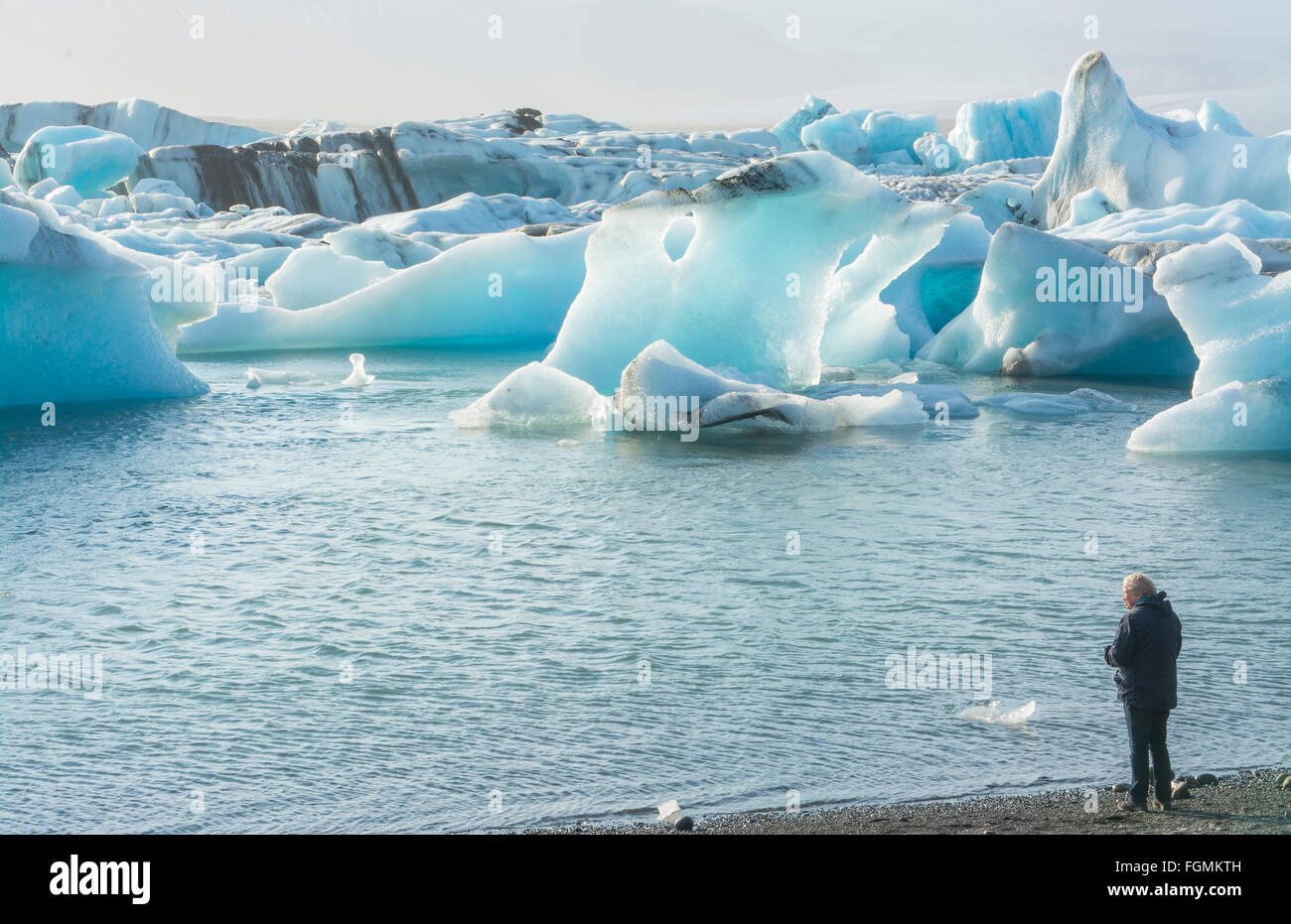 L'Islande Jokulsarlon des glaciers et des icebergs sur le lac lagoon avec des photographes sur le bord du Parc National de Vatnajökull dans le sud-est de l'IC Banque D'Images