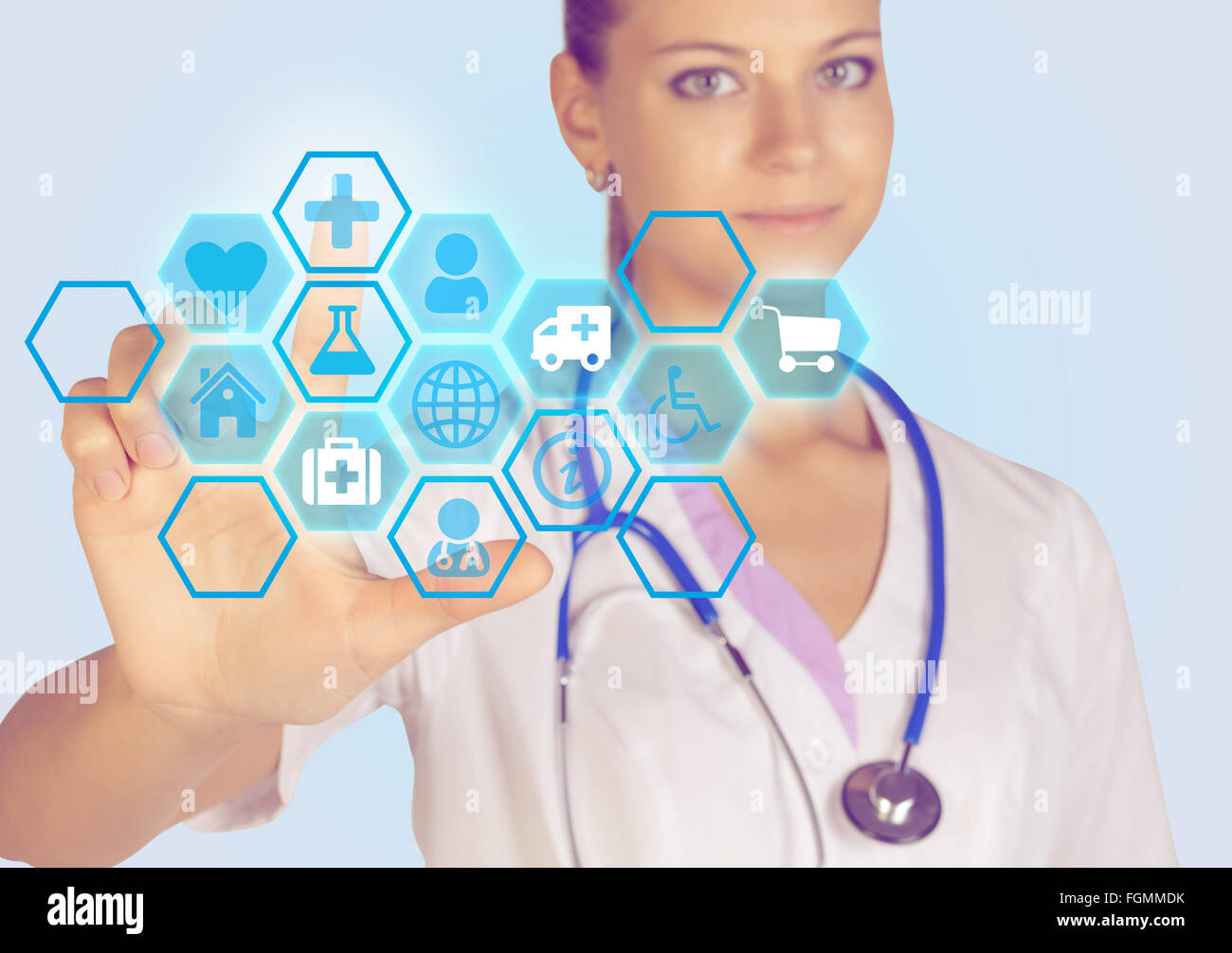 Jeune femme médecin exerce une pression sur l'icône index Banque D'Images