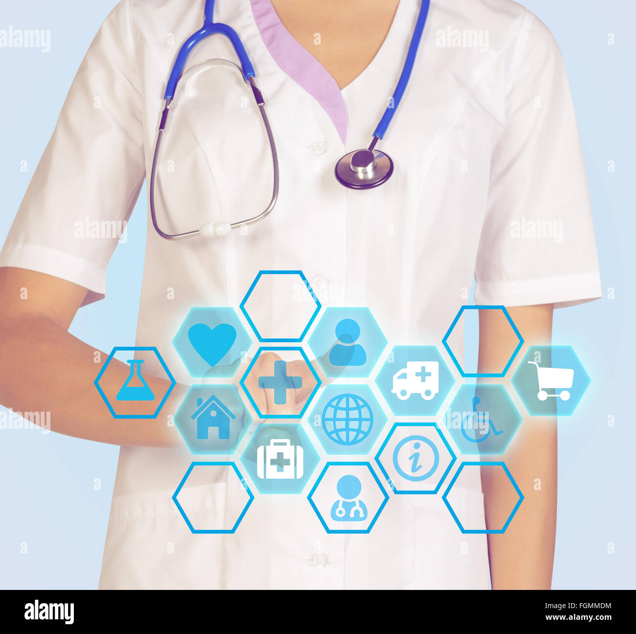 Médecin presses sur l'index de l'interface l'icône Banque D'Images