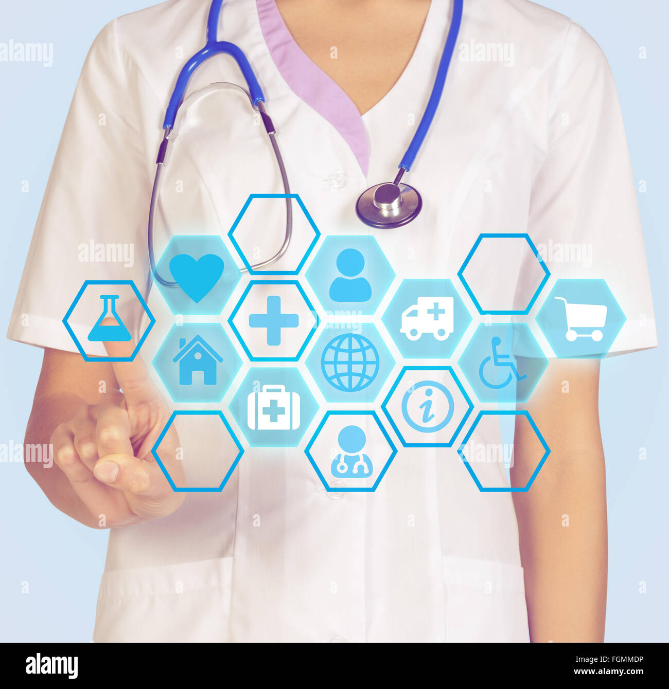 Médecin presses sur l'index de l'interface l'icône Banque D'Images