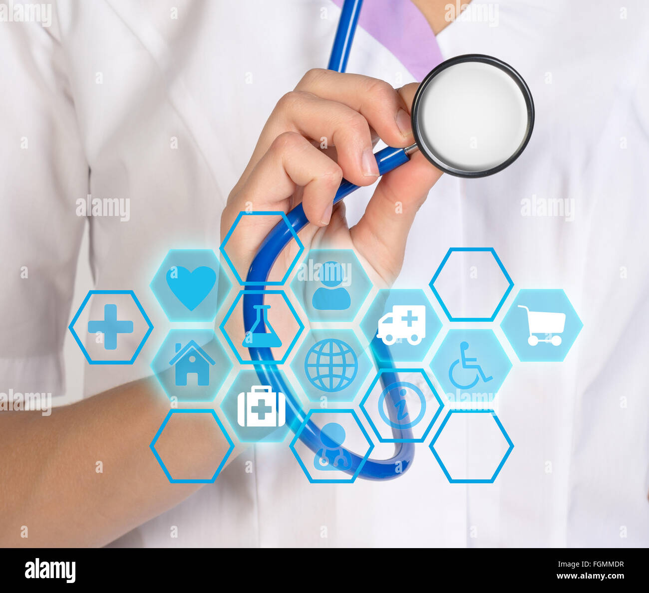 Medicine Doctor holding stethoscope avec interface de l'ordinateur virtuel moderne Banque D'Images