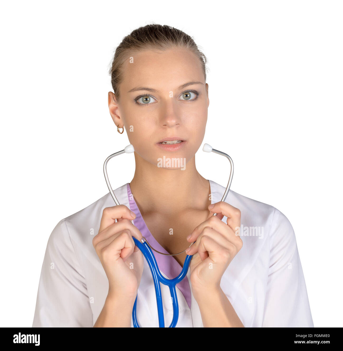 Beautiful smiling doctor holding stethoscope femme isolée sur fond blanc Banque D'Images