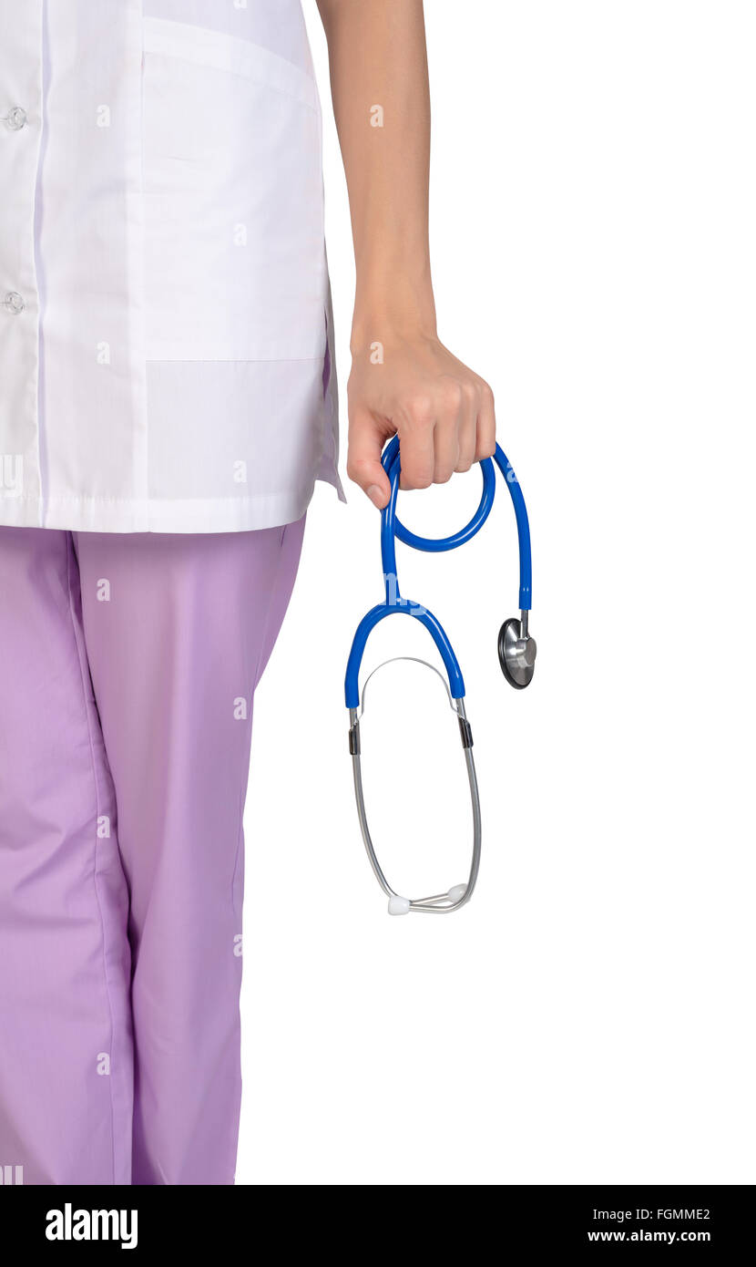 Femme médecin avec un stéthoscope, écoute isolé sur fond blanc Banque D'Images