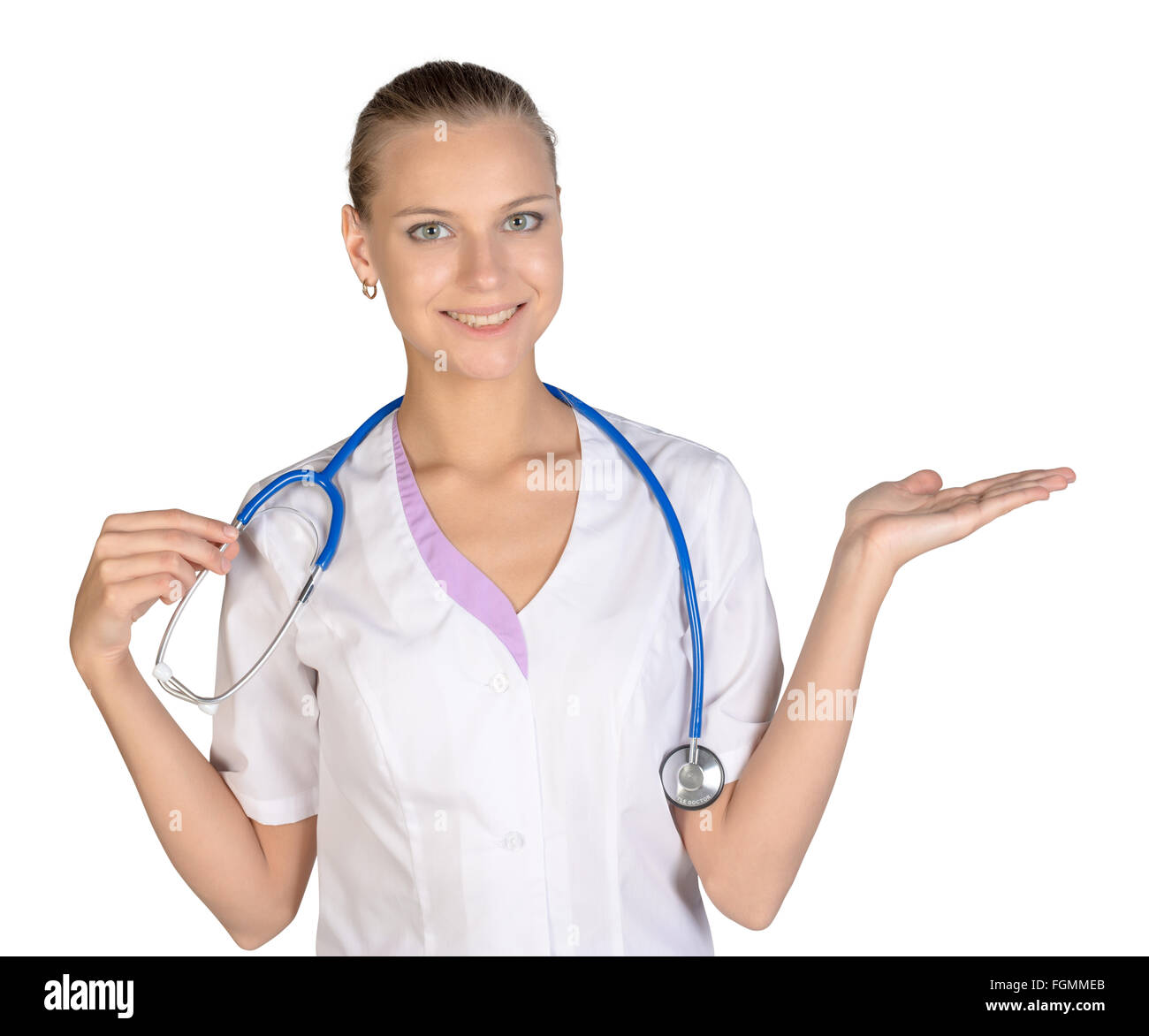 Beautiful smiling médecin femme montre une main dans l'espace vide sur fond blanc isolé Banque D'Images