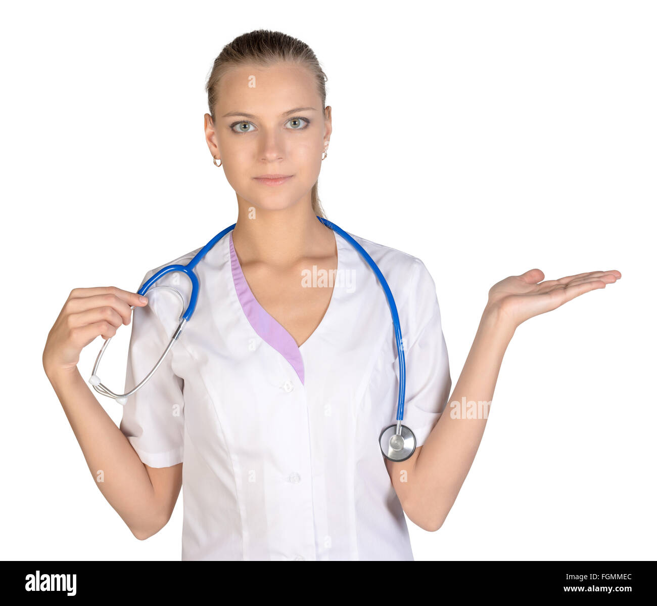 Beautiful smiling médecin femme montre une main dans l'espace vide sur fond blanc isolé Banque D'Images