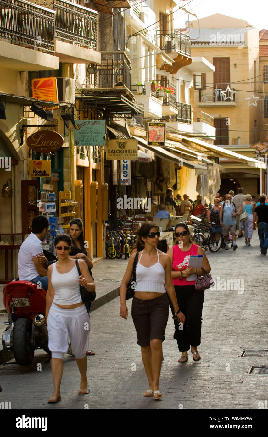 Spanien, Kreta, Rethymnon, Einkaufsstrasse in der Altstadt Banque D'Images
