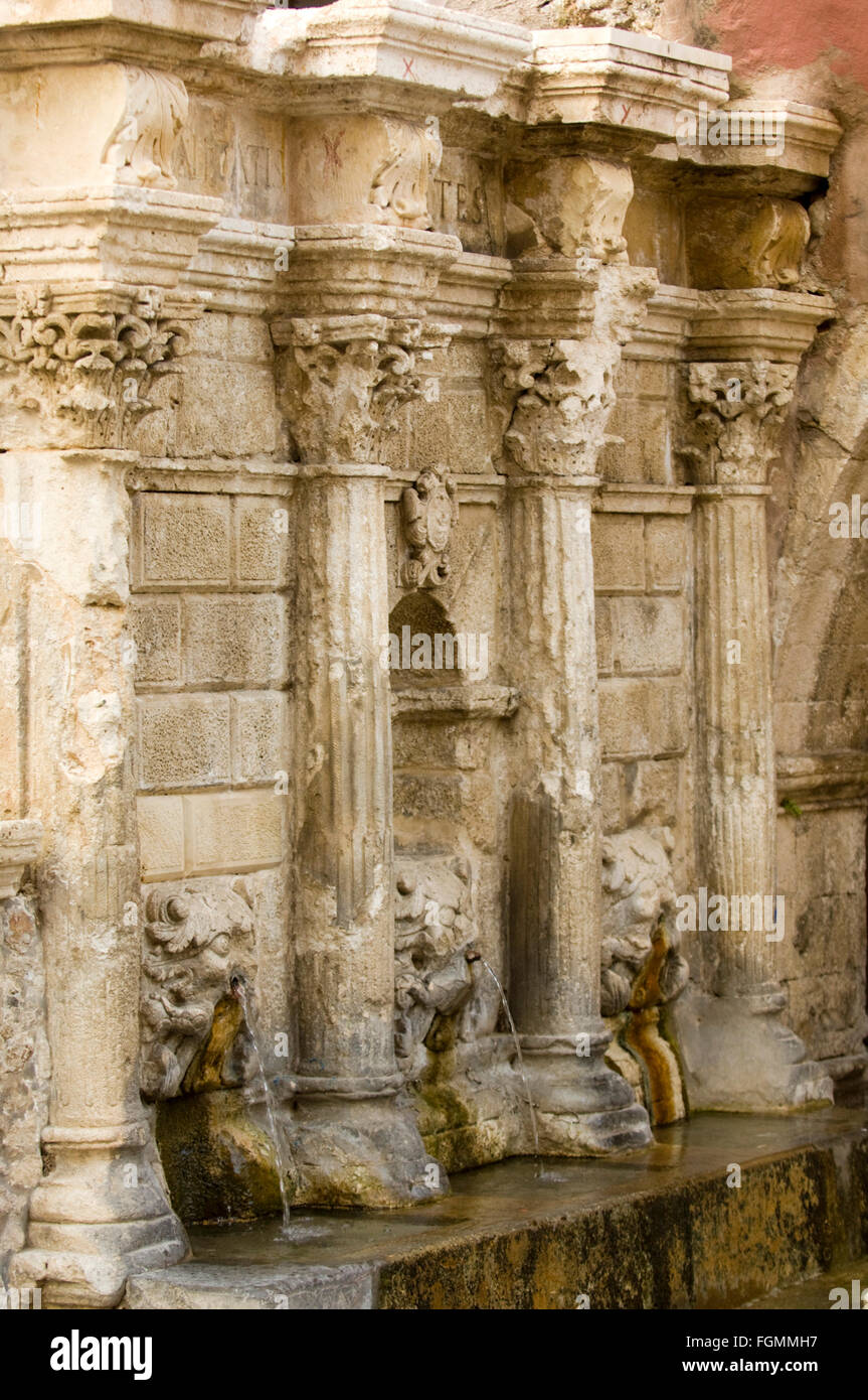 Spanien, Kreta, Rethymnon, der Rimondi-Brunnen korinthischen Kapitellen venezianische mit und wasserspeienden Löwenköpfen Banque D'Images