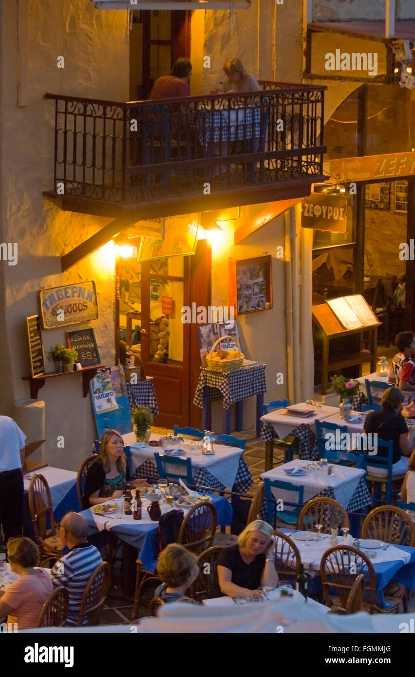Spanien, Kreta, Rethymnon, Restaurants und Tavernen den umsäumen venezianischen Hafen.Blick auf die Taverna Cnossos, die se Banque D'Images
