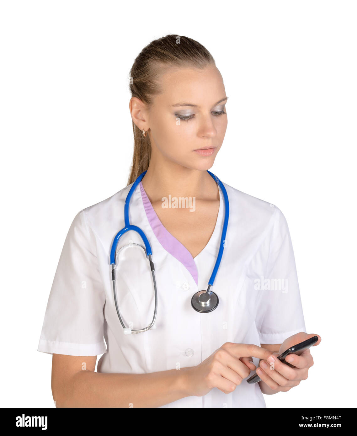 Jeune femme médecin détenant un téléphone mobile en appuyant sur son doigt vers lui Banque D'Images