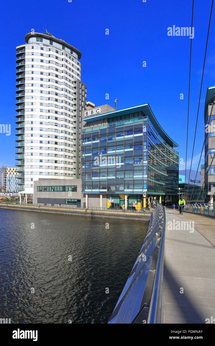 La nouvelle passerelle, les bâtiments BBC et le Cœur de la construction résidentielle, MediaCityUK, Salford Quays, Manchester, Lancashire, England, UK. Banque D'Images
