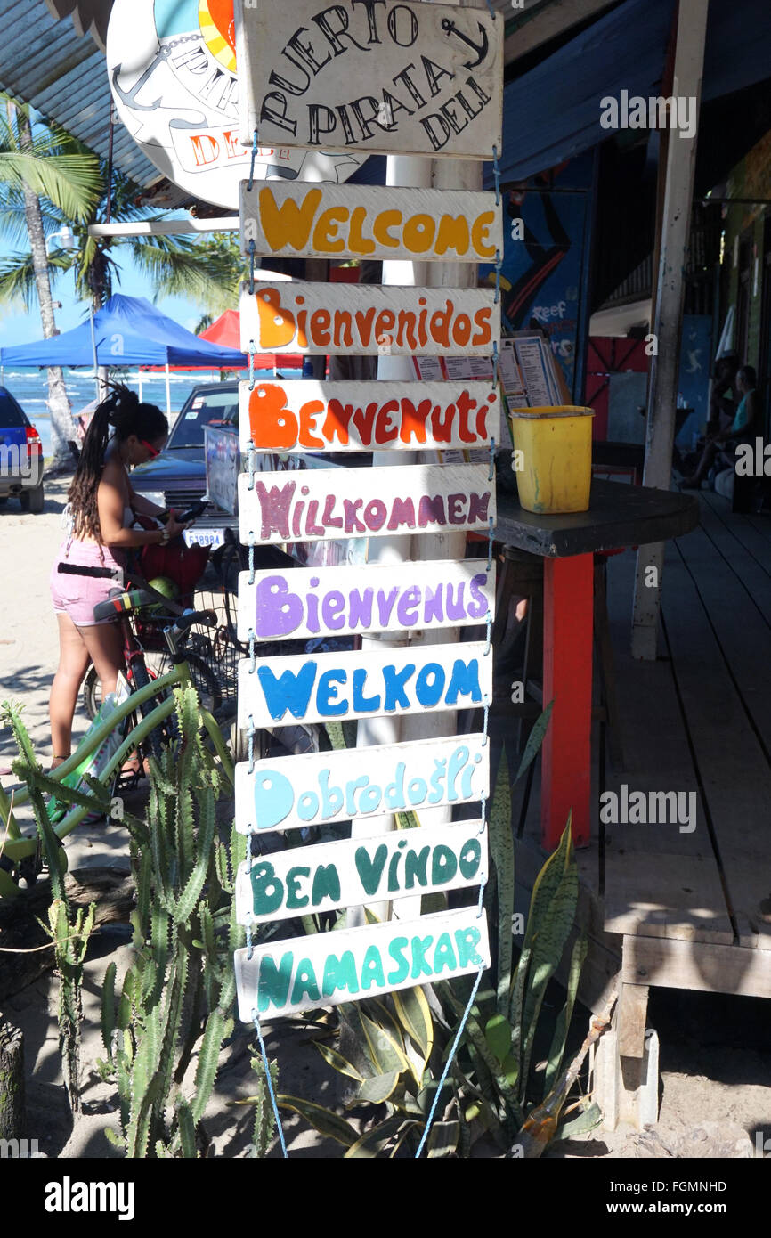 Bienvenue en plusieurs langues Puerto Viejo, Costa Rica Banque D'Images