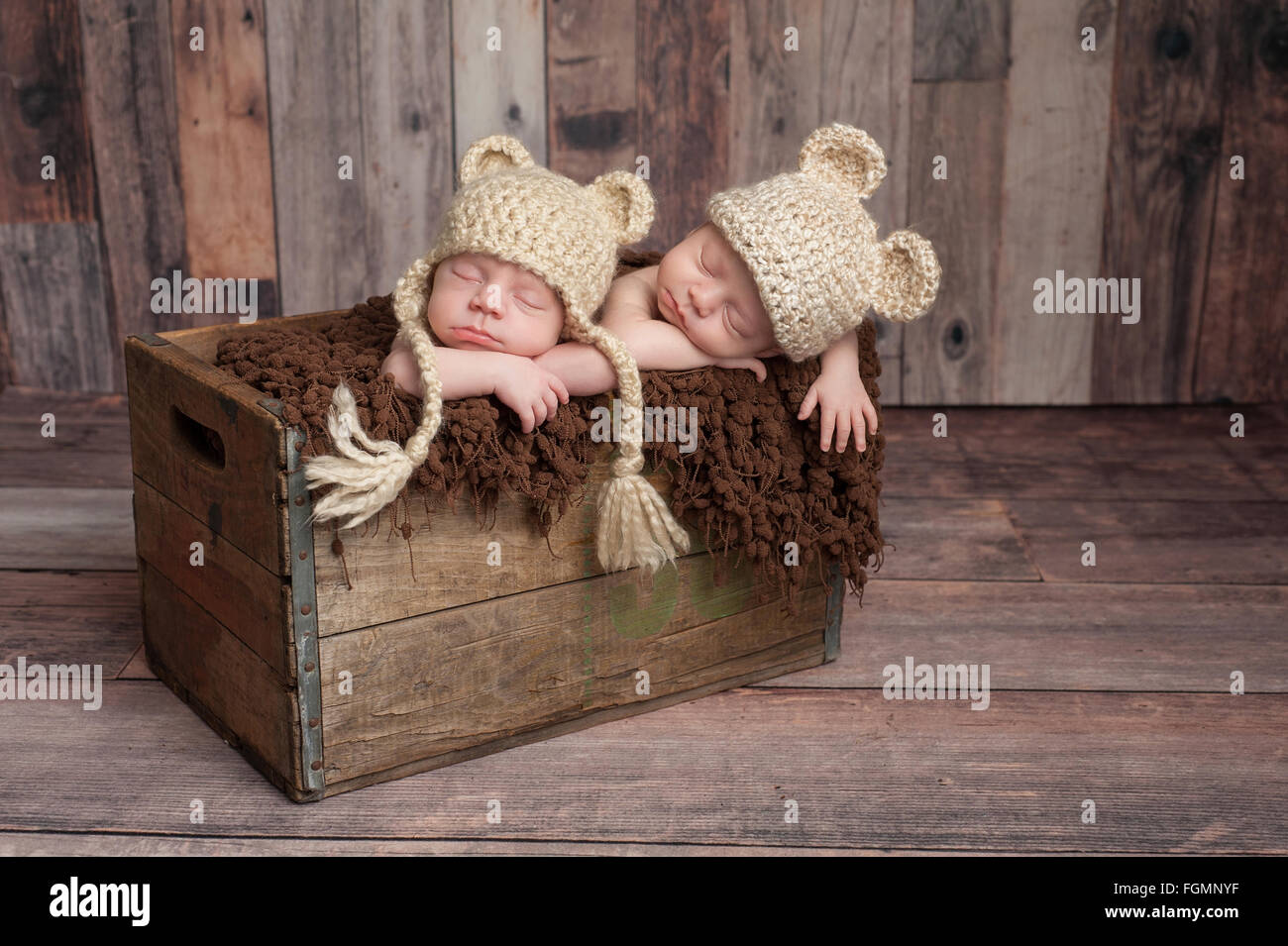 Lits bébé garçon dormir dans une caisse en bois Banque D'Images