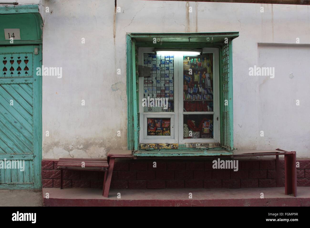 De nombreuses familles compléter le revenu familial avec des petites boutiques exécuté à partir de leurs maisons ; Kokand, Ouzbékistan. Banque D'Images