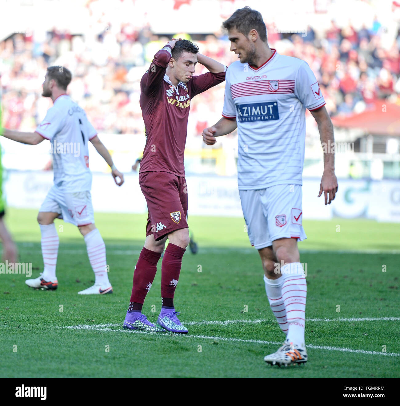 Turin, Italie. Feb 21, 2016. Daniele Baselli (c) est déçu après avoir raté une chance au cours de la série d'un match de football entre Torino FC et FC Carpi. Le résultat final du match est 0-0 © Nicolò Campo/Pacific Press/Alamy Live News Banque D'Images