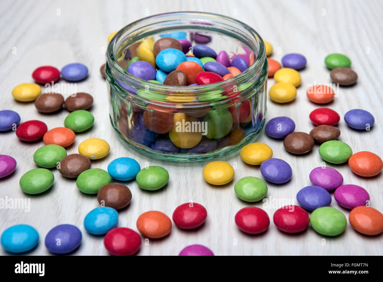 Chocolat Smarties colorés dans un bol en verre Banque D'Images