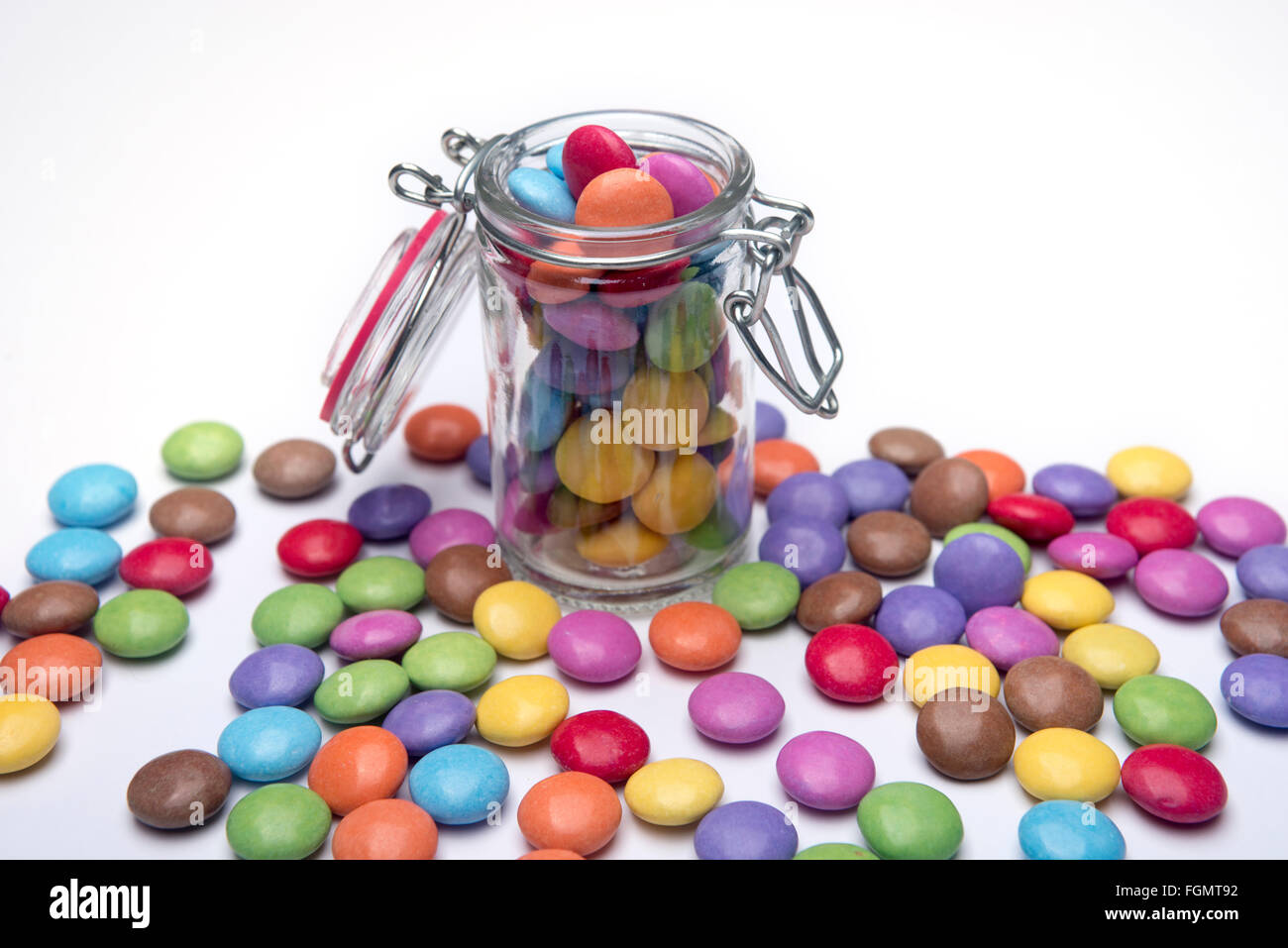 Un bocal de verre rempli d'enrobés de chocolat Smarties Banque D'Images