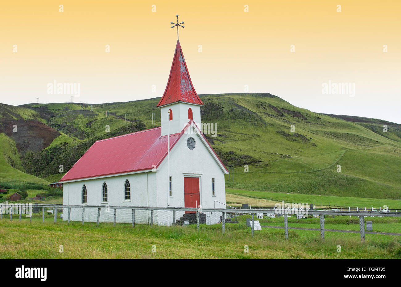 L'Islande Reyniskirkja église près de Plage Noire à Vik village construit en 1929 une ancienne église en bois de la religion Banque D'Images
