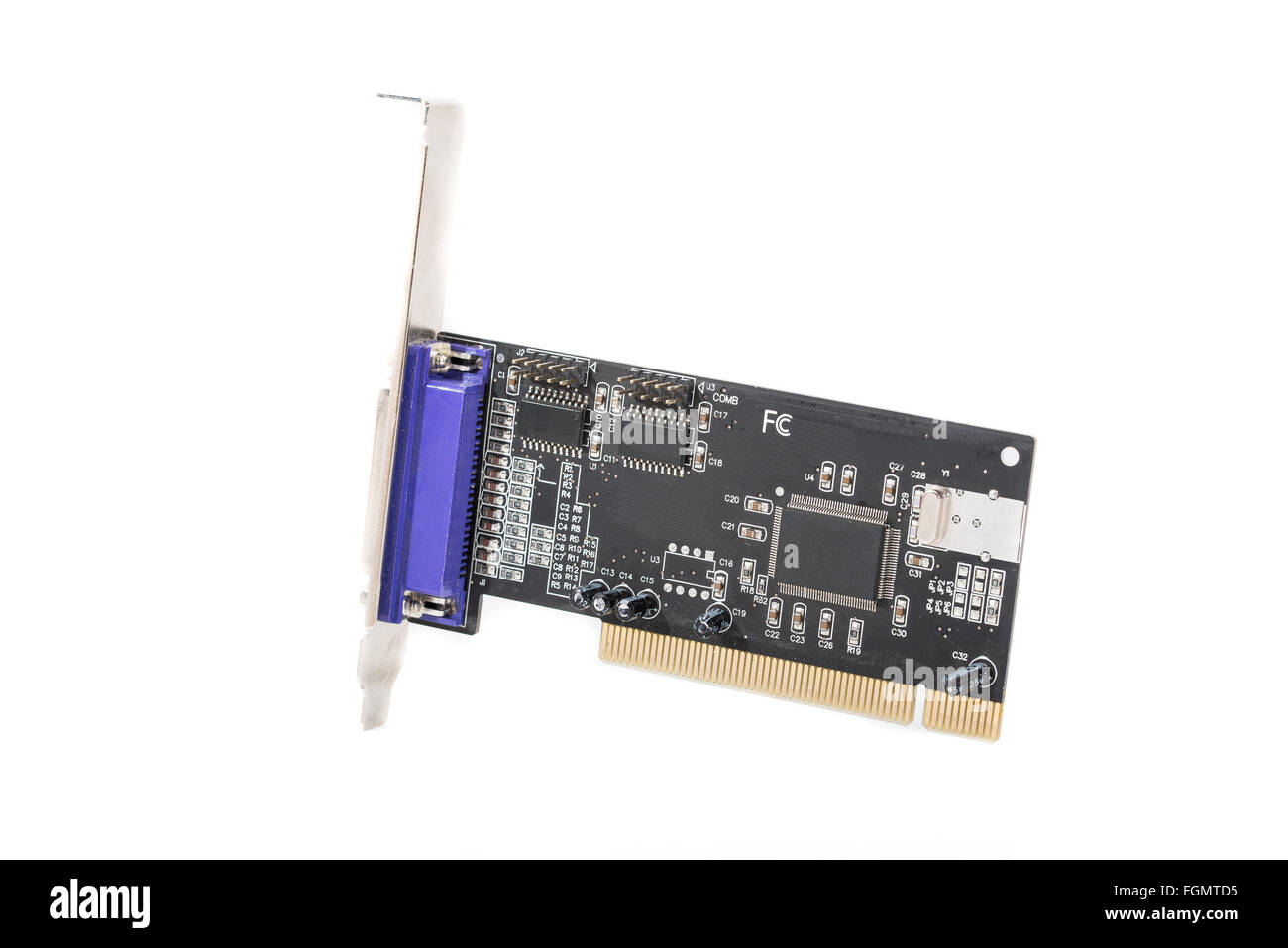Carte de circuits électroniques sur fond blanc. PCB noir Banque D'Images