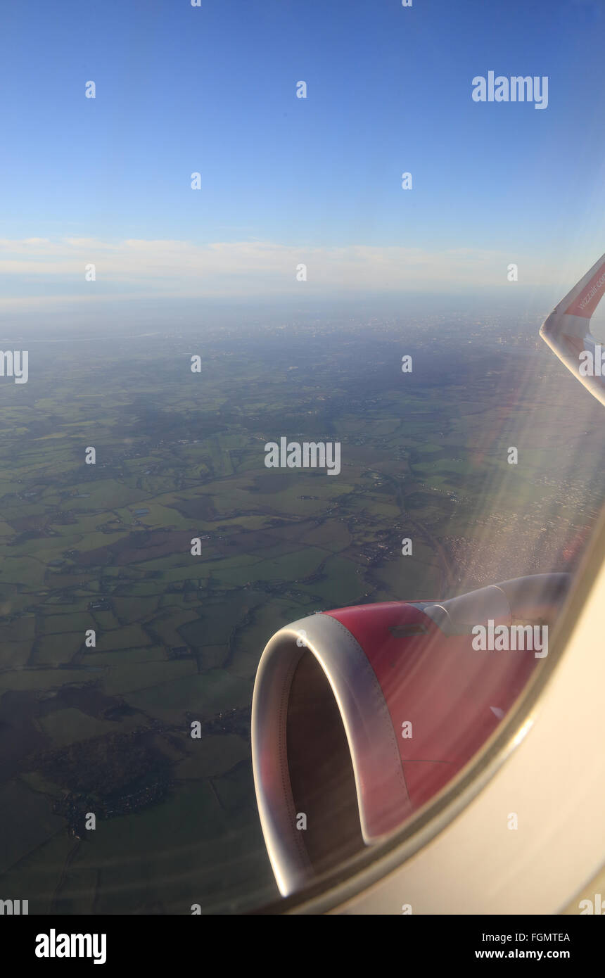 Vue depuis la fenêtre de l'avion, après le décollage de l'aéroport de Luton, dans le Bedfordshire, Angleterre, RU Banque D'Images