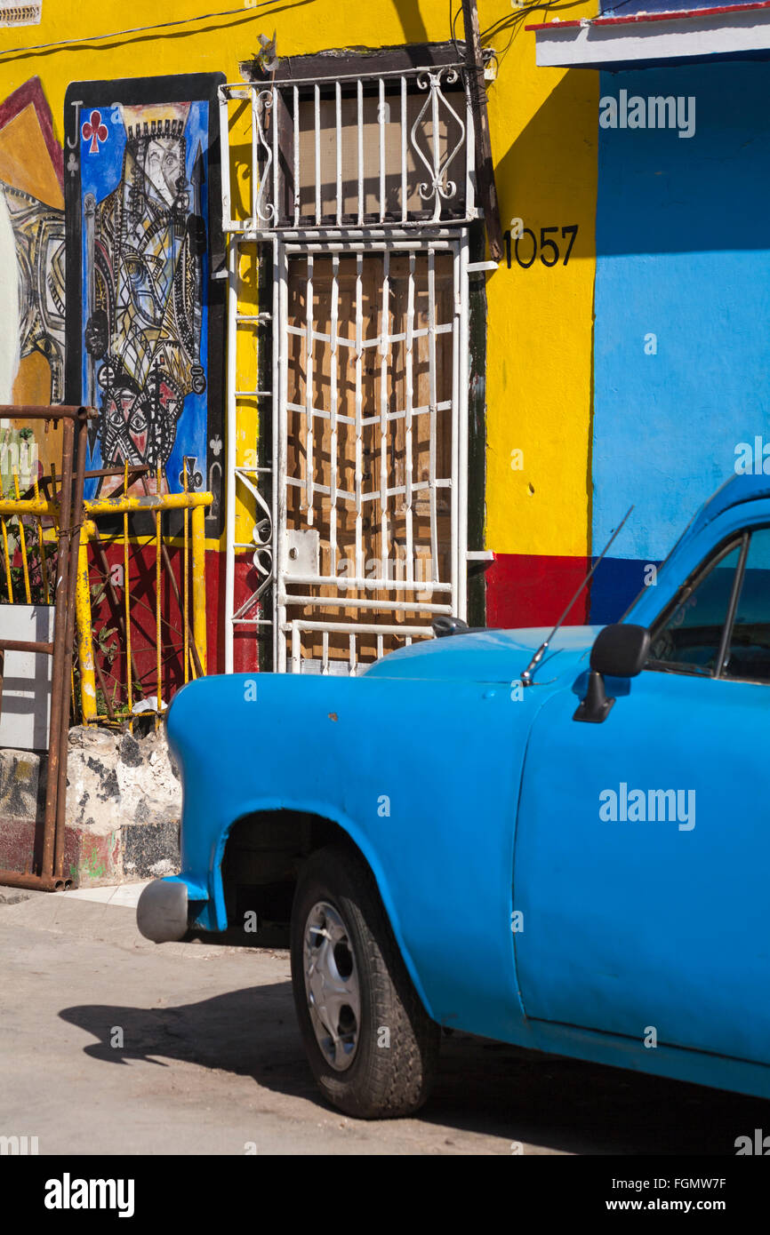 Ancien bleu voiture garée dans la rue avec des œuvres peintes sur des bâtiments de Callejon de Hamel, La Havane, Cuba, Antilles, Caraïbes, Amérique Centrale Banque D'Images