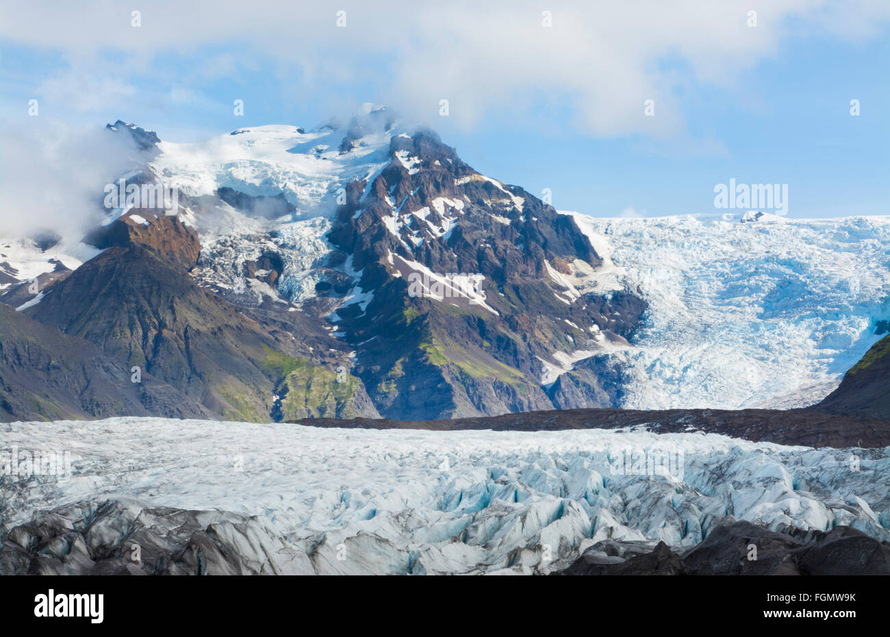 L'Islande glaciers majestueux de neige appelé Svinafellsjokull sur droite et gauche sur Skaftafellsjokill dans le parc national de Skaftafell j Banque D'Images