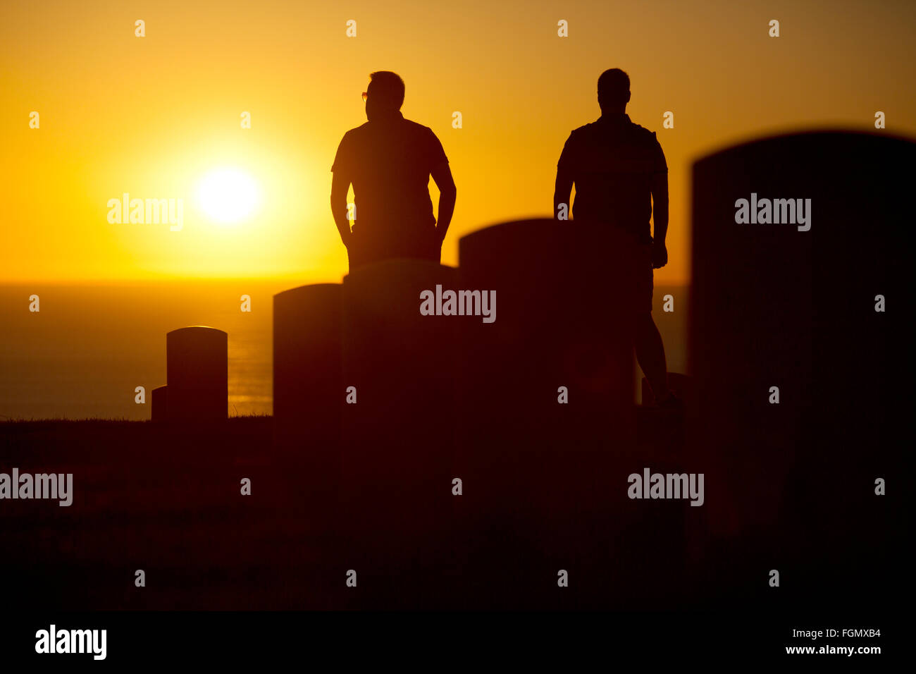 Personnes regardant le coucher du soleil, le cimetière national de Fort Rosecrans, Point Loma, en Californie Banque D'Images