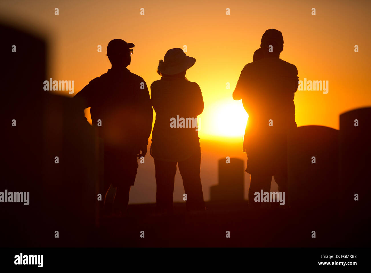 Personnes regardant le coucher du soleil, le cimetière national de Fort Rosecrans, Point Loma, en Californie Banque D'Images