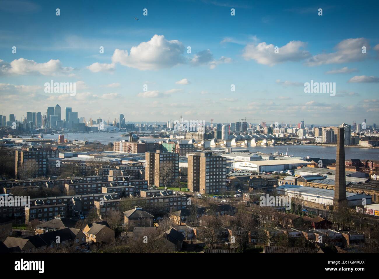 Une vue sur Canary Wharf et le grand Londres à partir de la rivière jusqu'à Woolwich et une journée ensoleillée en février. Banque D'Images