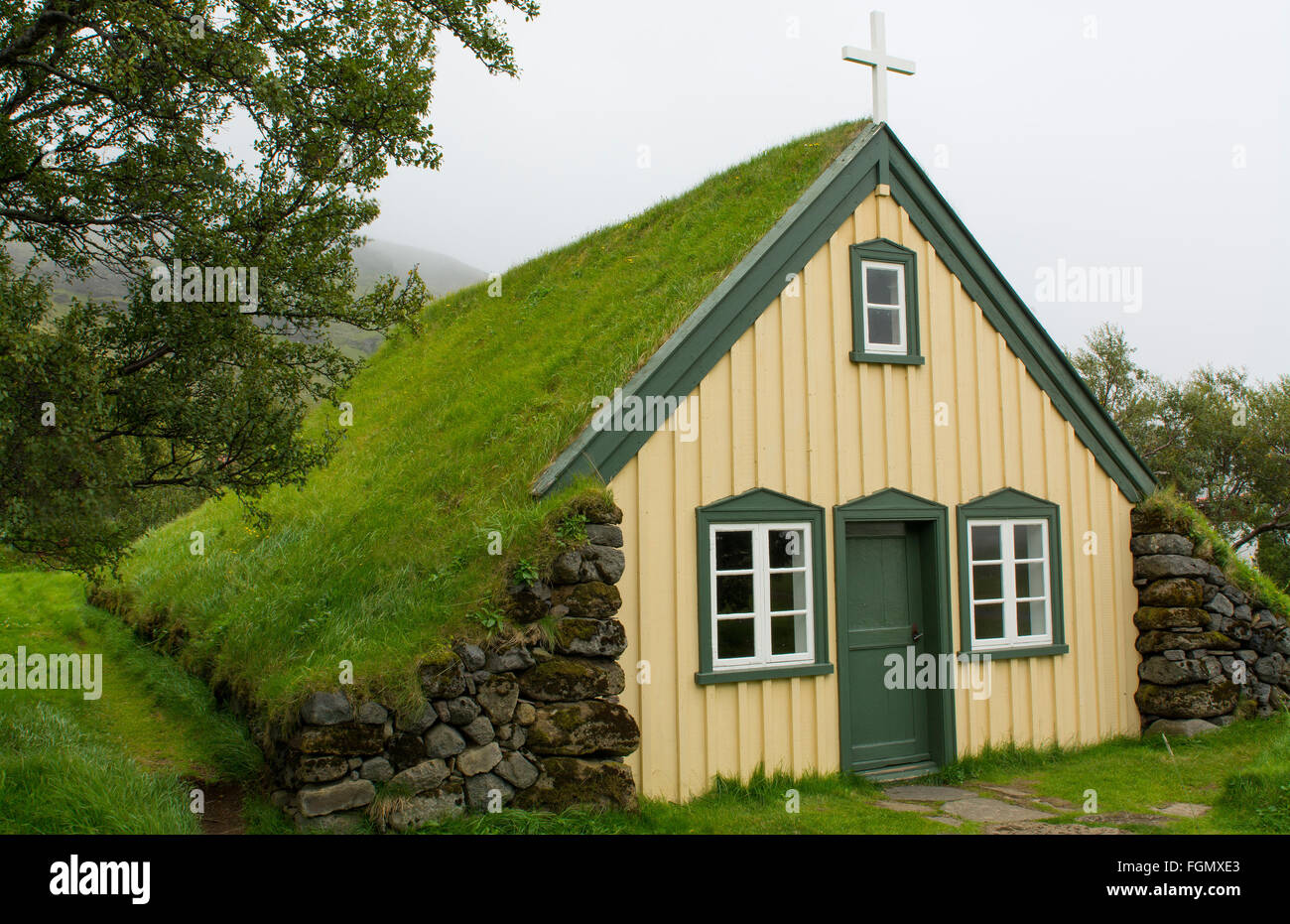 Hofskirkja eglise Islande jaune de gazon de la ville de Hof dans le sud de l'Islande 1884 la dernière église de gazon en Islande Banque D'Images