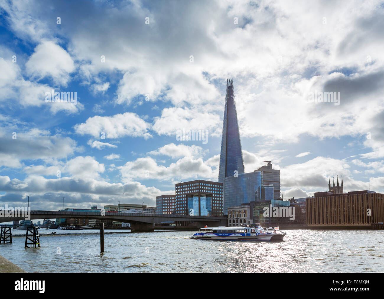 Vue sur la rivière Thames à London Bridge avec le fragment derrière et MBNA Thames Clipper en premier plan, London, England, UK Banque D'Images