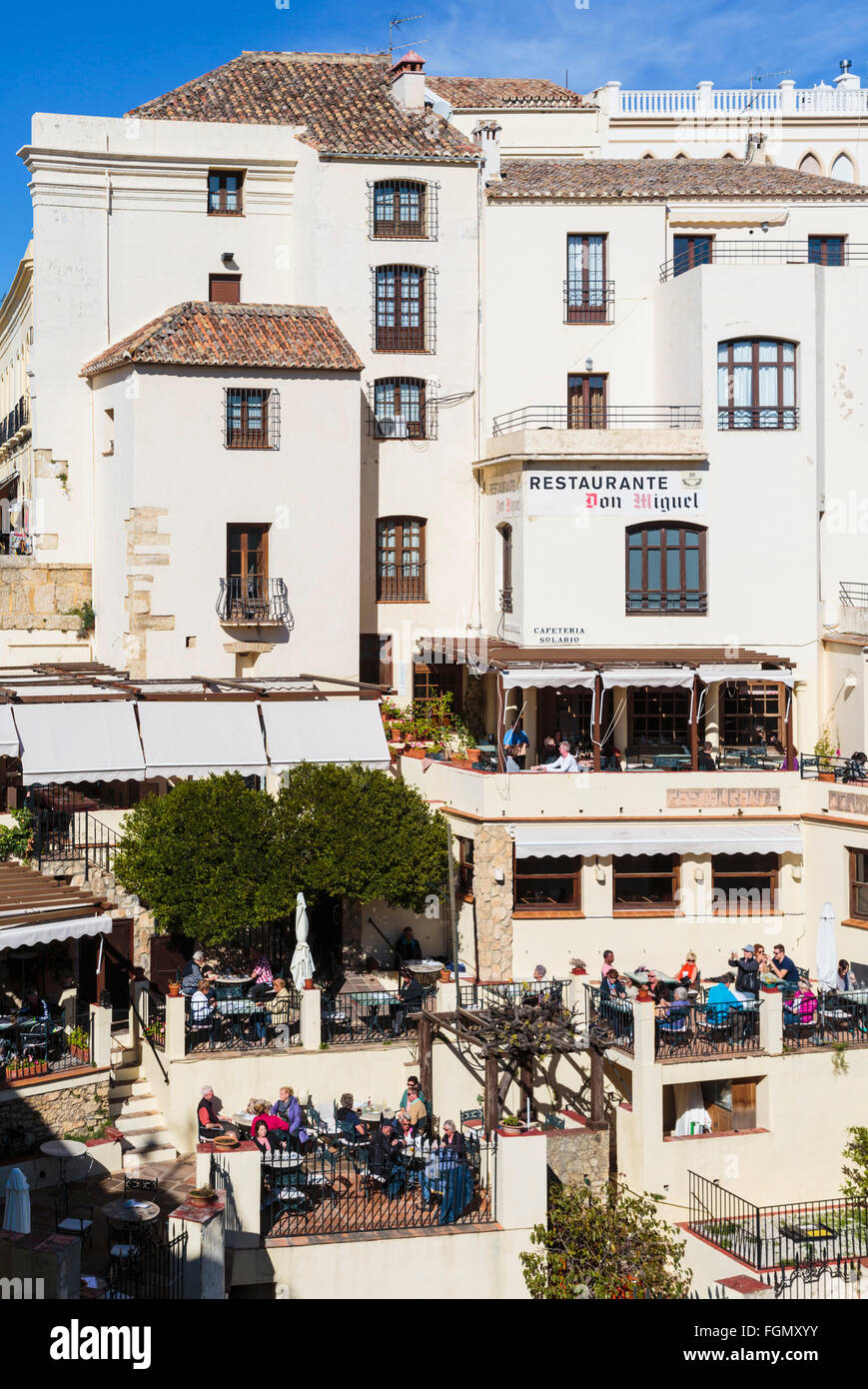 Ronda, Province de Malaga, Andalousie, Espagne du sud. Profiter de l'hiver au soleil Diners restaurants donnant sur les gorges du Tage. Banque D'Images