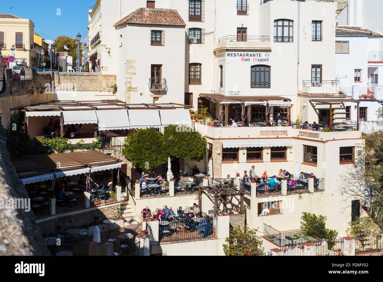 Ronda, Province de Malaga, Andalousie, Espagne du sud. Profiter de l'hiver au soleil Diners restaurants donnant sur les gorges du Tage. Banque D'Images