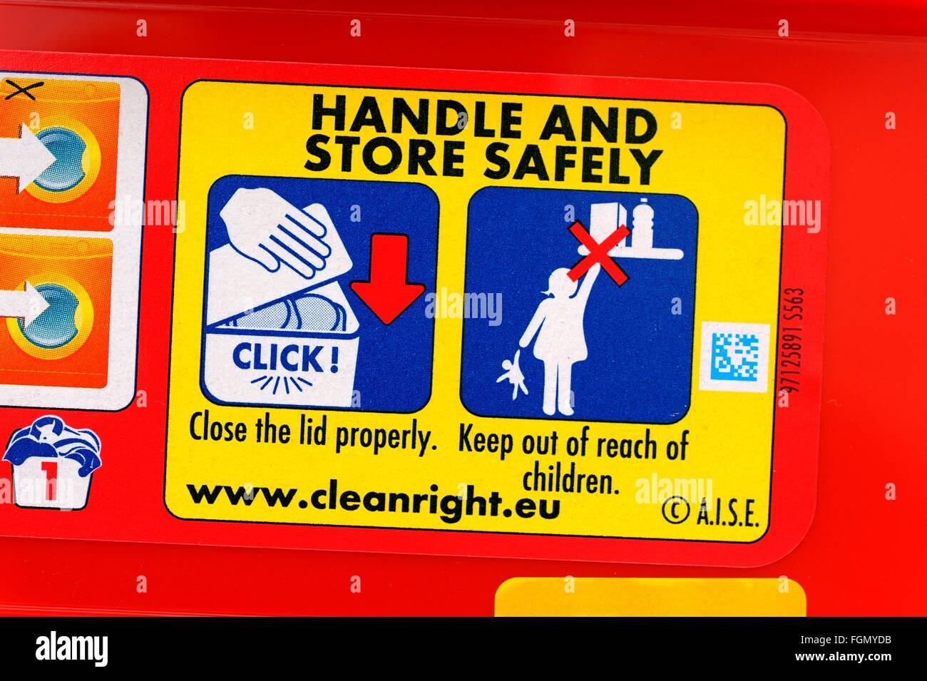 Cleanright sécurité étiquette sur l'arrière d'un produit de lavage intérieur uk Banque D'Images