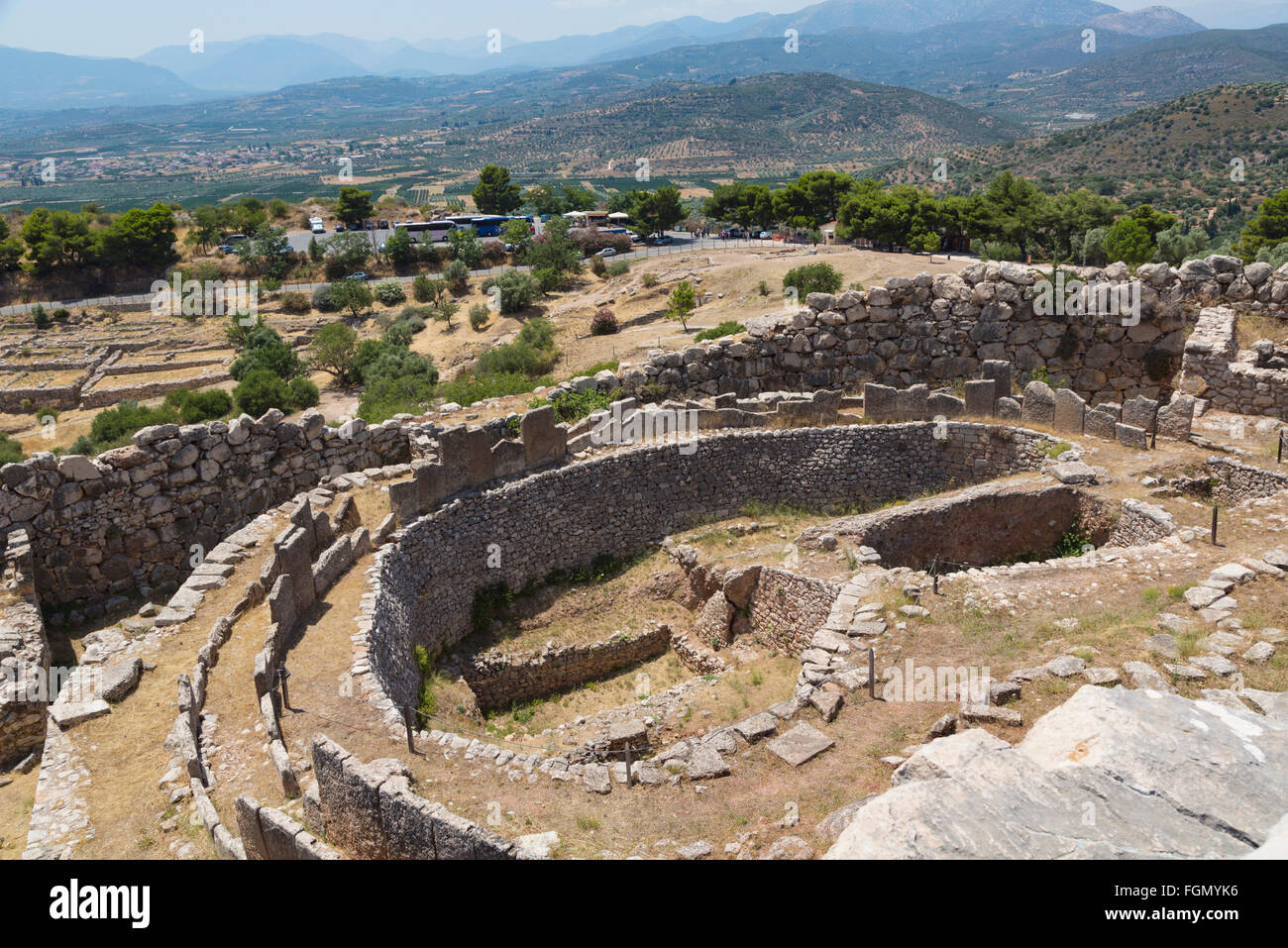 Mycènes, l'Argolide, Péloponnèse, Grèce. Un cercle grave, datant du 16e siècle avant J.-C., à l'intérieur des murs de la citadelle de la ville. Banque D'Images