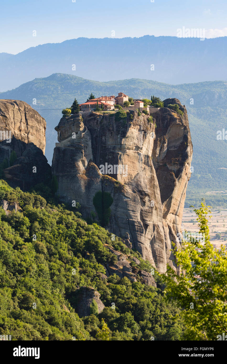 Météores, Thessalie, Grèce. L'Église orthodoxe du Monastère de la Sainte Trinité. Banque D'Images