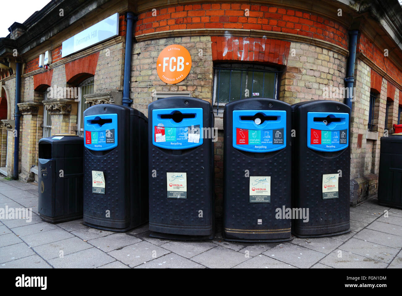 Les bacs de recyclage à l'extérieur du Danemark Hill Station, Camberwell, Londres, Angleterre Banque D'Images