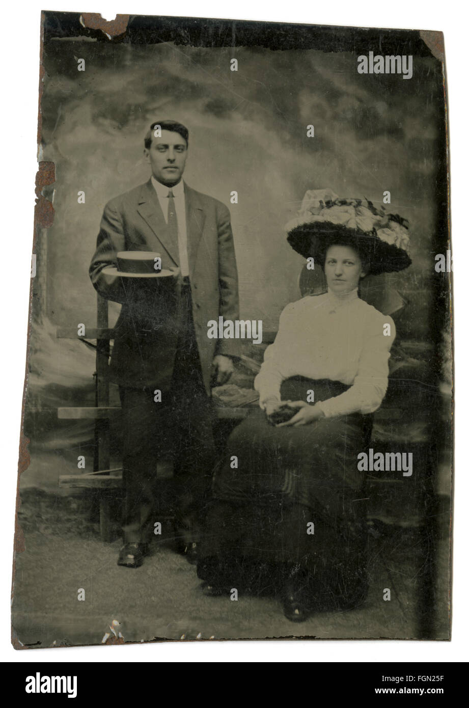 Vers 1860 photographie ferrotype, homme et femme, probablement mari et femme. SOURCE : IMAGE FERROTYPE ORIGINAL. Banque D'Images