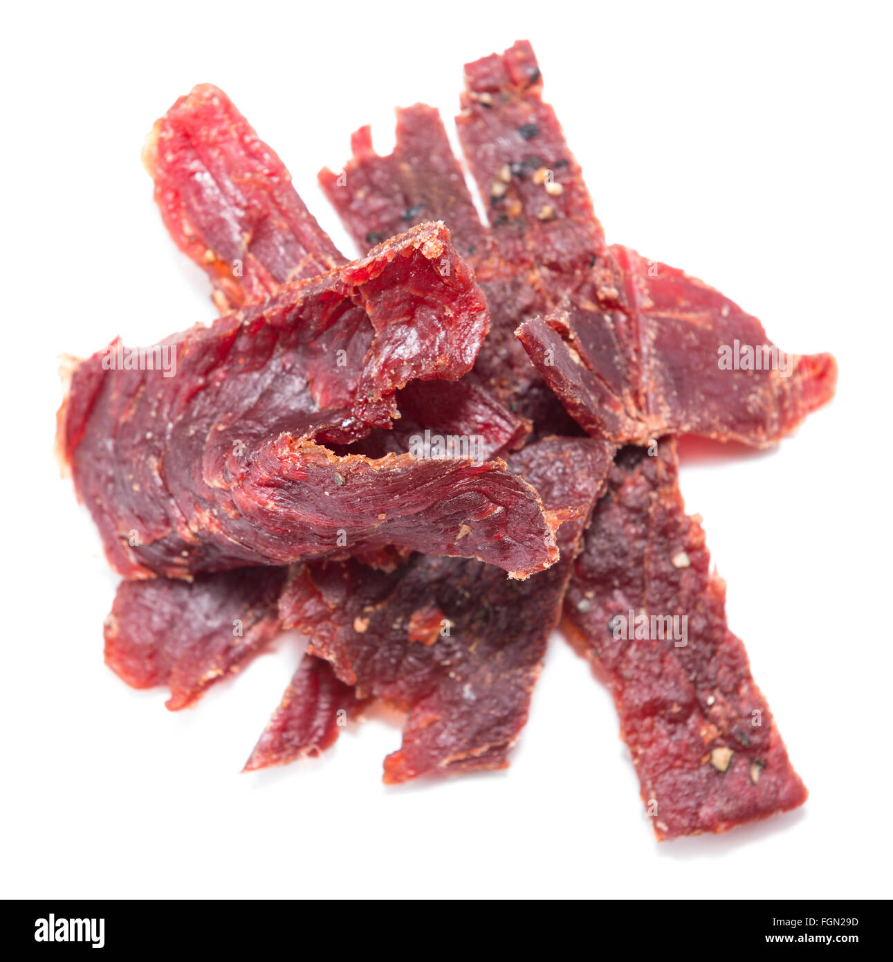 Partie de Beef Jerky (close-up shot) sur fond blanc, pur Banque D'Images