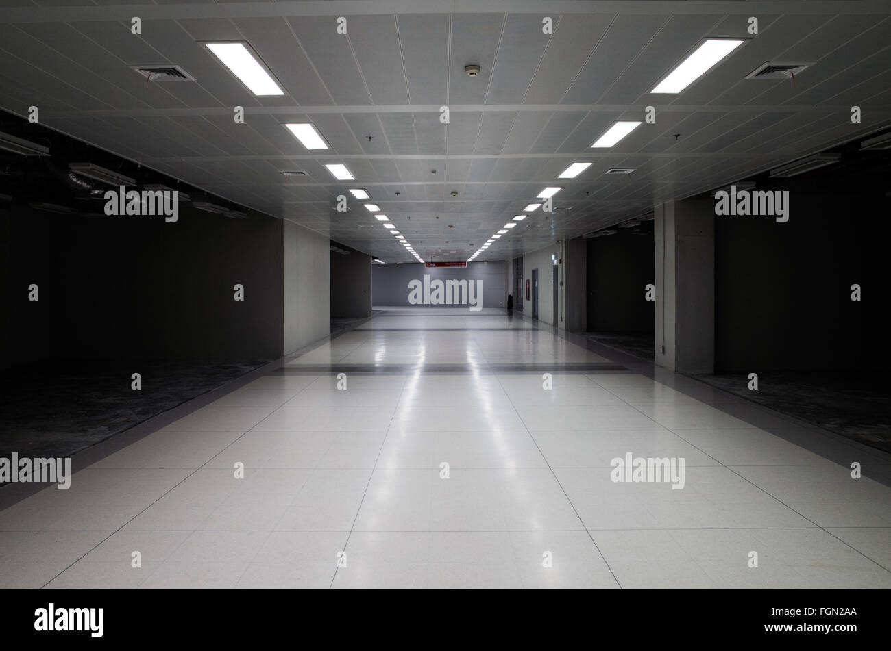 BANGKOK, Thaïlande — Un couloir vide dans une section nouvellement construite du terminal de l'aéroport de Suvarnabhumi, Bangkok, Thaïlande. Banque D'Images