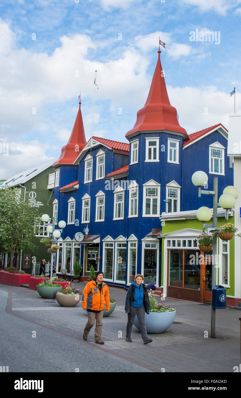 L'Islande Akureyri centre-ville centre de la deuxième plus grande ville de walking street, Rue Hafnarstraeti avec blue cafe building Banque D'Images