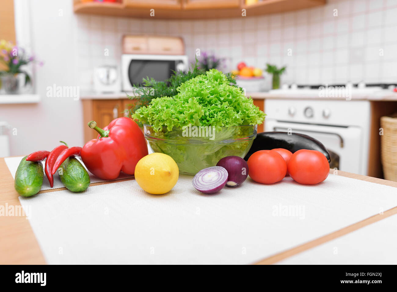 Légumes frais sur une table de cuisine. Banque D'Images