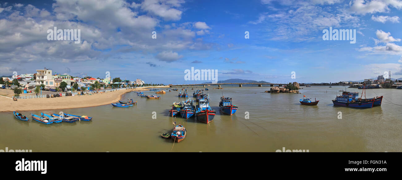 Bateaux de pêche au port de Nha Trang, Vietnam. Vue panoramique Banque D'Images