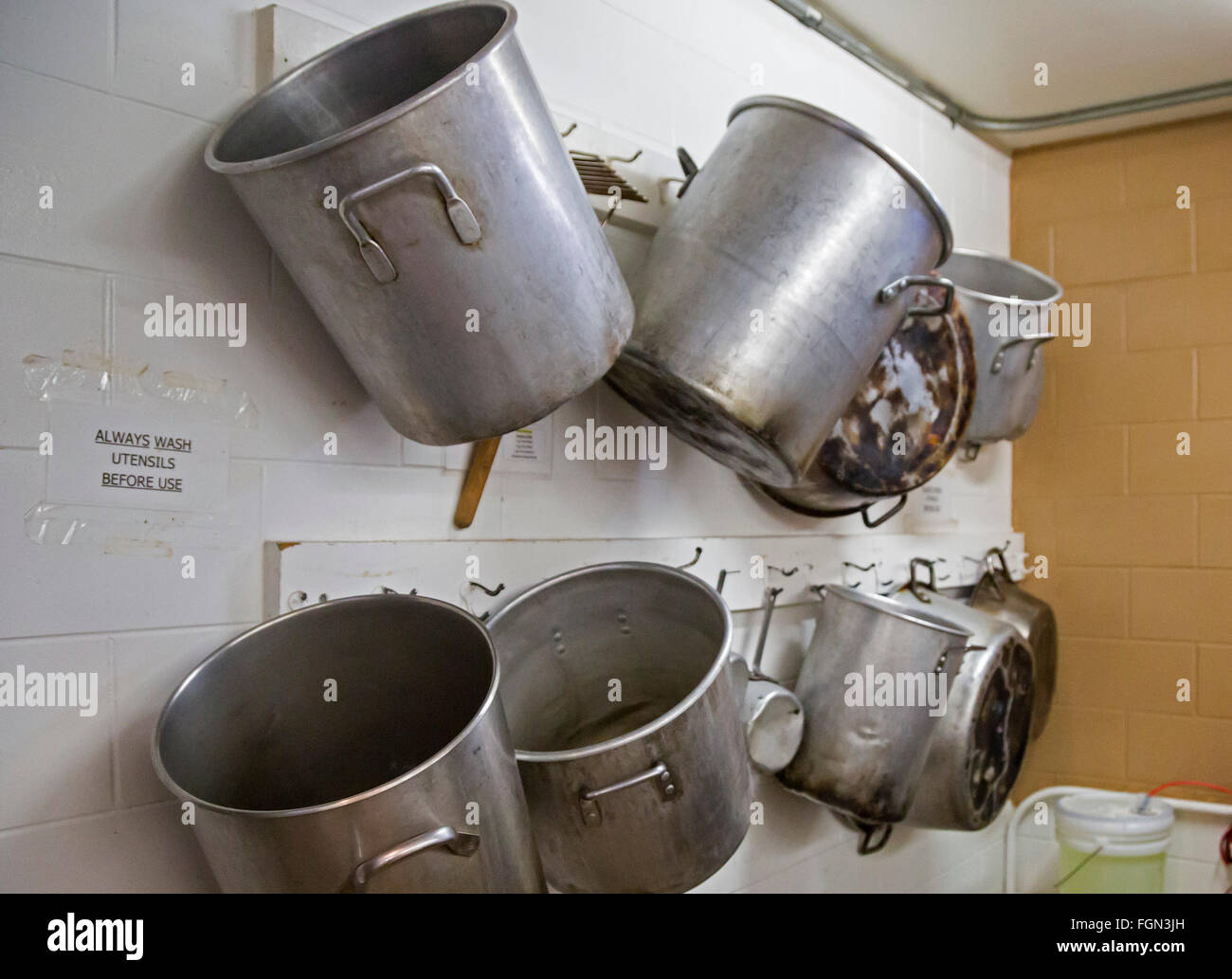 Flint, Michigan - casseroles accrochée au mur à l'extrémité nord d'une soupe populaire. Banque D'Images